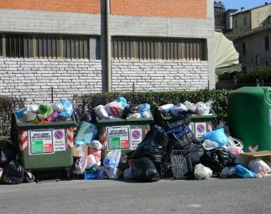Cumuli di rifiuti fuori dai cassonetti 