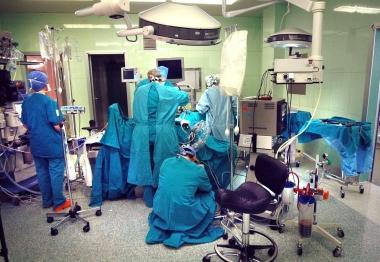 Unequipe chirurgica in azione e lospedale Cosma e Damiano dove si sono dovuti rinviare alcuni interventi chirurgici a causa della carenza di anestesisti 