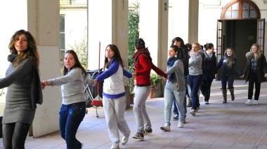 Un girotondo degli studenti del Comitato Forteguerri Organizzato
