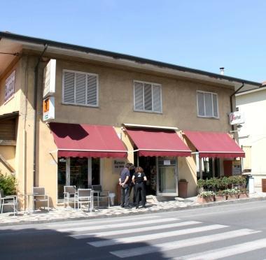 <b>SECONDO ASSALTO.</b> Sopra lingresso del bar Renzo a Piano di Mommio: i ladri avevano gi&agrave; cercato di entrare nel locale il mese scorso         