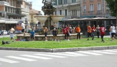 Tuffi nella fontana per salutare la fine della scuola