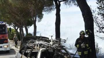 <b>DISTRUTTA.</b> L’auto bruciata lungo l’Aurelia tra Alberese e Fonteblanda