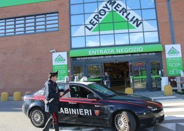 Carabinieri davanti a Leroy Merlin