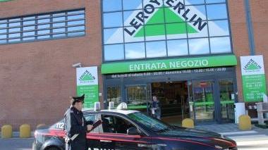Carabinieri davanti a Leroy Merlin