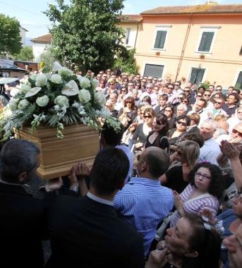 Luscita della bara dalla chiesa 