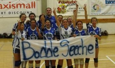 Le ragazze della Polisportiva Omega di Fucecchio festeggiano il trionfo ottenuto in Coppa Italia 