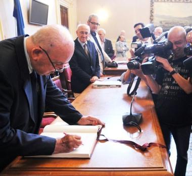 A sinistra e in basso Aldo Santini con il sindaco Alessandro Cosimi A destra Aldo Santini lascia la sua dedica sulalbo del Comune 