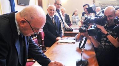 A sinistra e in basso Aldo Santini con il sindaco Alessandro Cosimi A destra Aldo Santini lascia la sua dedica sul’albo del Comune