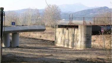 La passerella sul Serchio: l’inaugurazione è rinviata (Vip)