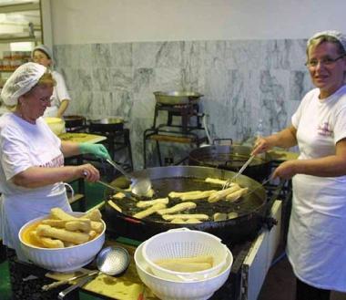 <b>SAGRE.</b> Una tavolata a una festa popolare e la cucina di una sagra 