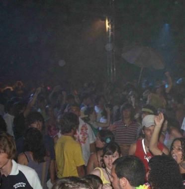 Giovani ad una festa in spiaggia (immagini darchivio)       