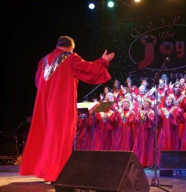 Esibizione canora di un coro gospel 