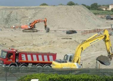 Camion al lavoro per portare via la sabbia scavata durante i lavori di costruzione del porto 