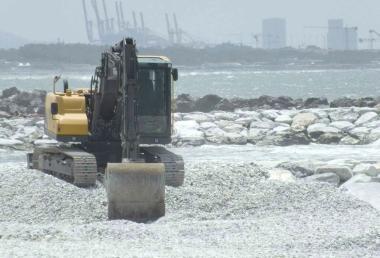 Ruspa al lavoro sulle spiagge di ghiaia 
