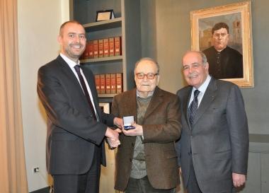 Il presidente e il direttore generale ai lati: al centro lex sindaco revisore Cosimini che fa 100 anni 