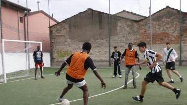 Partita di calcetto e spaghettata con i profughi