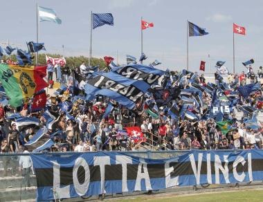 A sinistra il tifo della Curva Nord Sopra Camilli con Cesare Cava A destra la prima volta di Battini e Camilli a Pisa quando stavano per recarsi dal sindaco a chiedere di acquistare la societ&agrave;  
