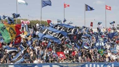 A sinistra il tifo della Curva Nord Sopra Camilli con Cesare Cava A destra la prima volta di Battini e Camilli a Pisa quando stavano per recarsi dal sindaco a chiedere di acquistare la società