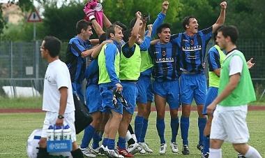 Lesultanza dei giocatori del Pisa Sc dopo la gara col Fidenza con laccesso alla finalissima 