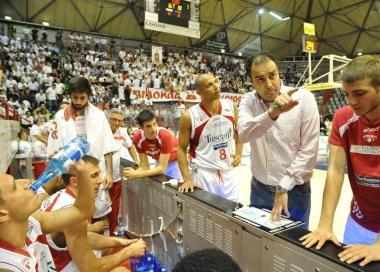 Coach Paolo Moretti al timeout            