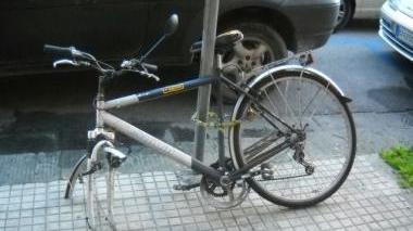 Una delle tante biciclette in città cui è stata rubata la ruota davanti