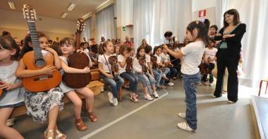I bambini delle Guerrazzi con chitarra e violino 