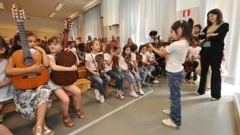 I bambini delle Guerrazzi con chitarra e violino