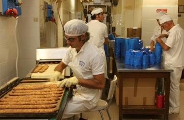 Un laboratorio di produzione dei biscotti di Prato