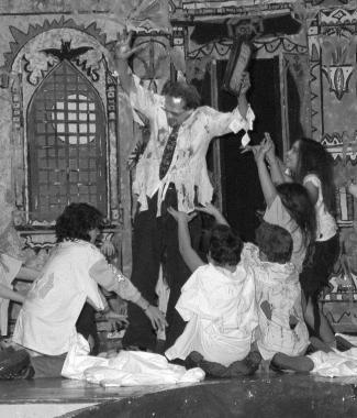 Uno spettacolo teatrale di giovani attori