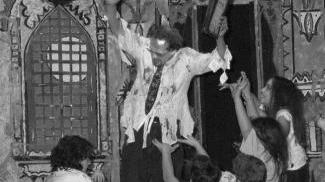 Uno spettacolo teatrale di giovani attori