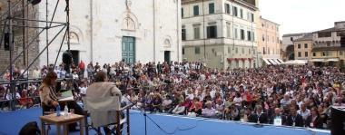<b>FOLLA.</b> Piazza Duomo gremita per lincontro con Vecchioni 