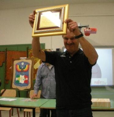 Il maestro Lorenzo Terreni; in alto la presentazione 