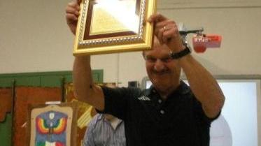 Il maestro Lorenzo Terreni; in alto la presentazione