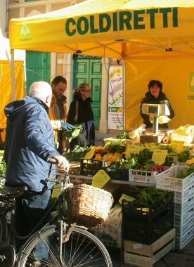 Pinzimonio in piazza con cetrioli e carote al mercato agricolo