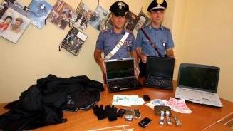 A destra la refurtiva recuperata dai carabinieri e il capitano Giuseppe Pontillo