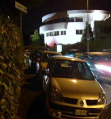 Le auto parcheggiate sui marciapiedi intorno al Centro Pecci