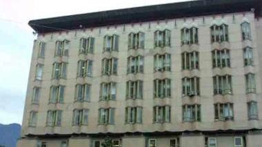 <b>IL COMUNE APPALTATORE. </b>Una veduta di palazzo civico e l’assessore Alessandro Volpi