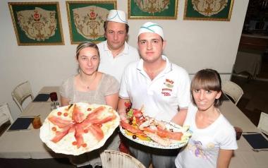 Lo staff del Meglio Palaia con i titolari Carlo e Ramona Bovani 