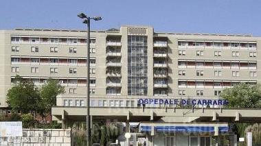 L’ospedale e in basso a sinistra il primario di oncologia Maurizio Cantore