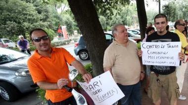 A passeggio nell’area pedonale di viale Verdi; a sinistra una protesta di commercianti del Mercato, Fanucci e Bellandi