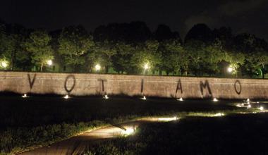E sulle Mura compare un "Votiamo" scritto con la luce
