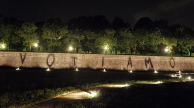 E sulle Mura compare un "Votiamo" scritto con la luce