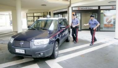 Rubano tre paia di scarpe dal negozio: arrestati due giovani