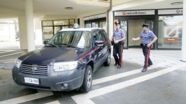 Rubano tre paia di scarpe dal negozio: arrestati due giovani