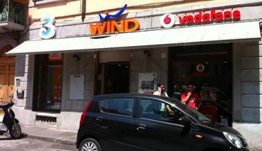 Fiamme nel negozio Twenty Tel in piazza XX Settembre