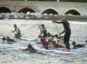 I surfisti in mare per ricordareMaurizio. In centinaia al funerale