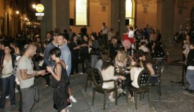 Si accende la movida in centro, allegria e polemiche - Le foto