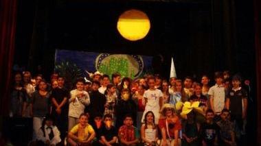 Sopra i bambini delle classi 3ª A e 3ª B, sotto gli alunni delle classi 4ª A e 5ª A e B