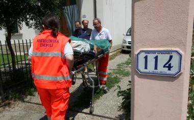 Il ferito mentre viene portato via 