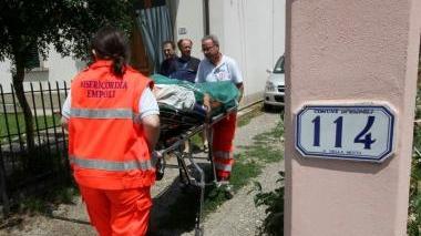 Il ferito mentre viene portato via
